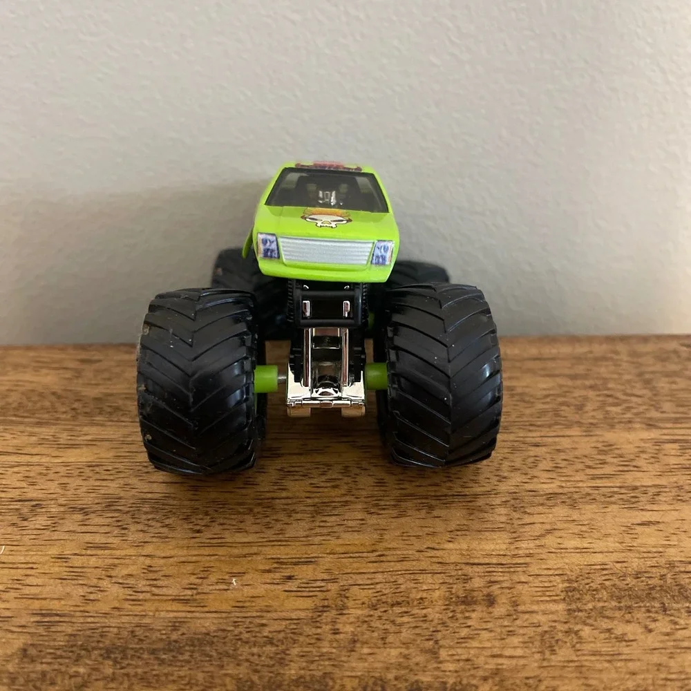 Monster Jam 1:64 Monster Truck Green Avenger Flame Skull Diecast Toy